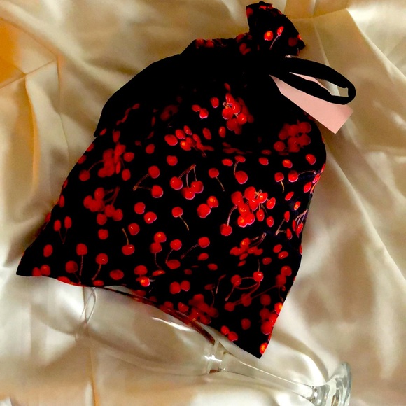 🍒 NEW Victoria’s Secret Cherry Red Black Slippers - Picture 4 of 6